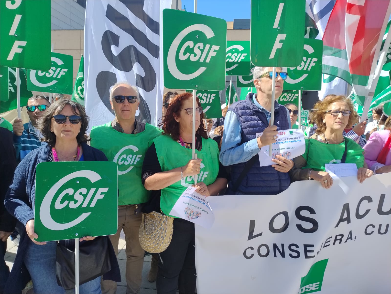 Imagen de la concentración en el Hospital San Cecilio de Granada